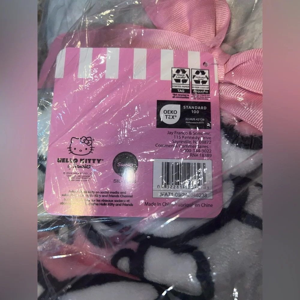NWT Hello Kitty Daisy Super Soft Plush Throw Blanket